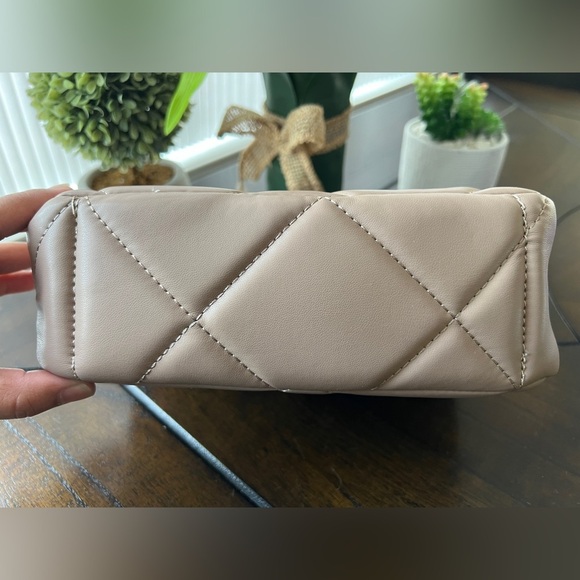 NWT Gilda Paris Tan Soft Quilted Twist lock Chain Handbag/Crossbody - Picture 5 of 12